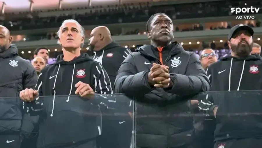 Seedorf abdica de camarote e vê Corinthians x Vitória na arquibancada