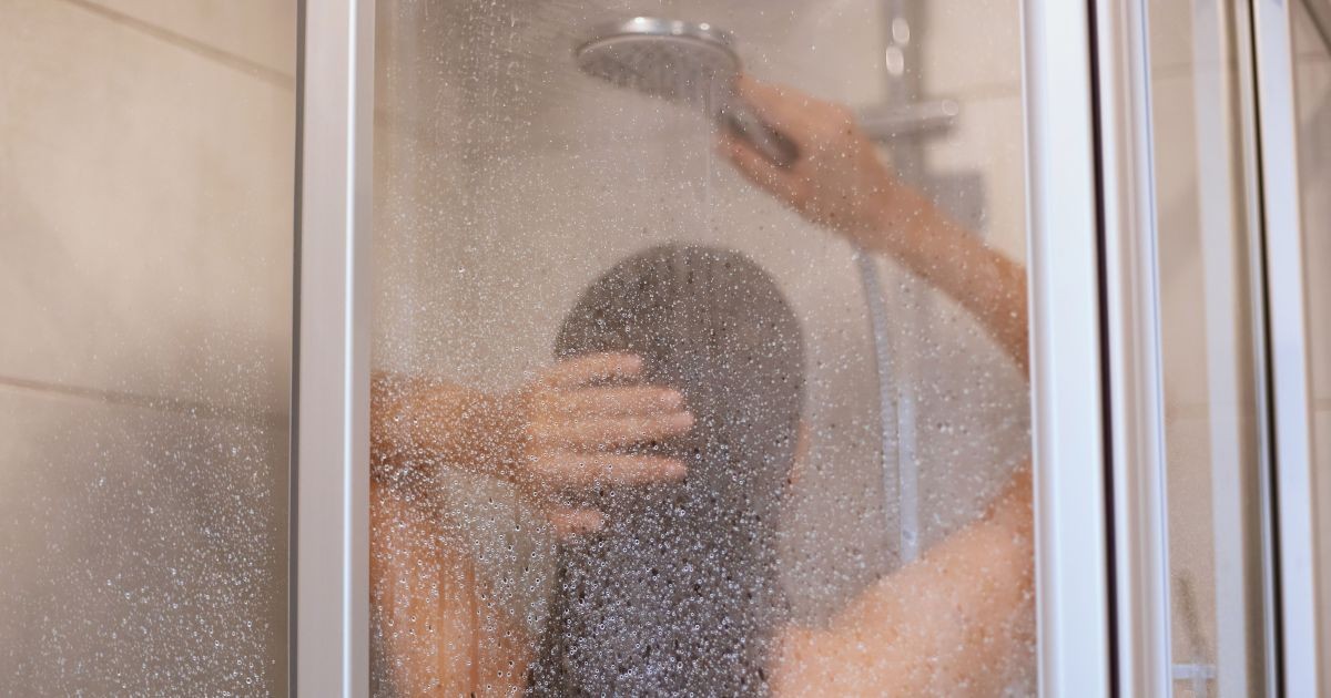 O vilão invisível do banheiro: como ajustar o tempo do banho para 5 minutos economiza 90 litros de água de uma vez só