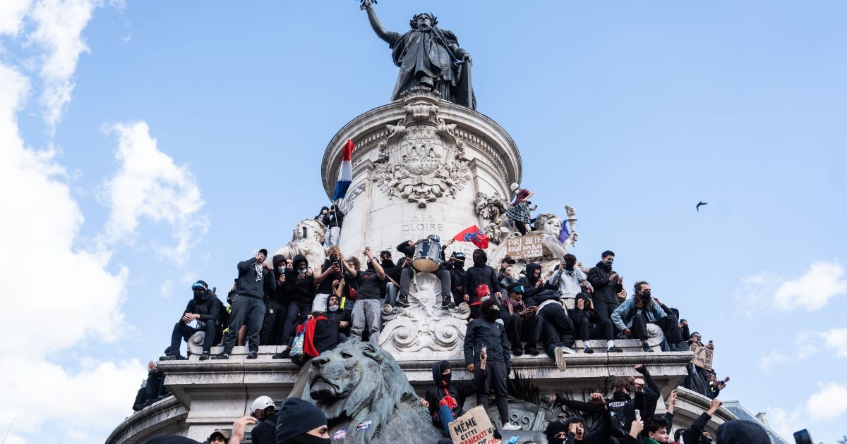 França impõe toques de recolher após onda de protestos com violência