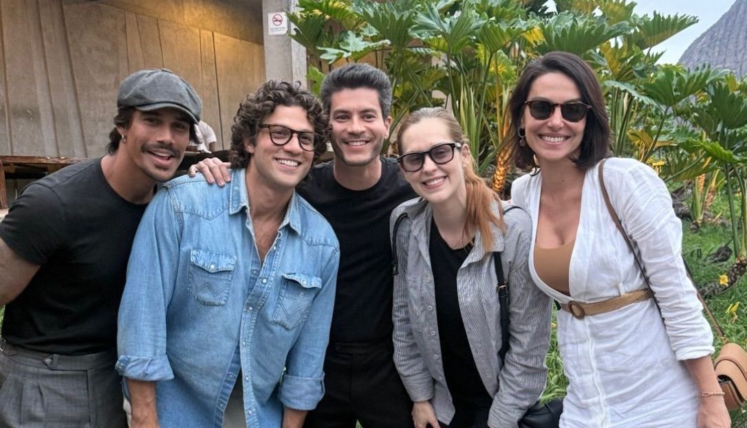 Elenco de “Rebelde” lamenta reencontro tardio e homenageia Lua Blanco