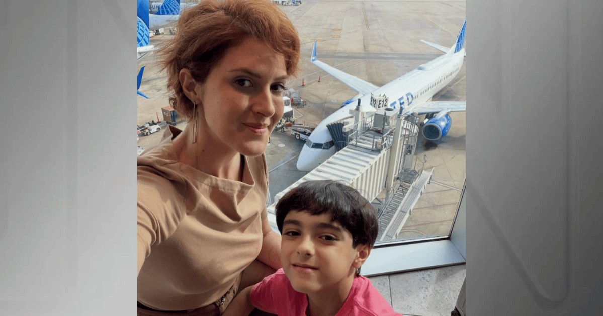 Viúva de Lito Souza volta ao Brasil depois de viagem com o filho