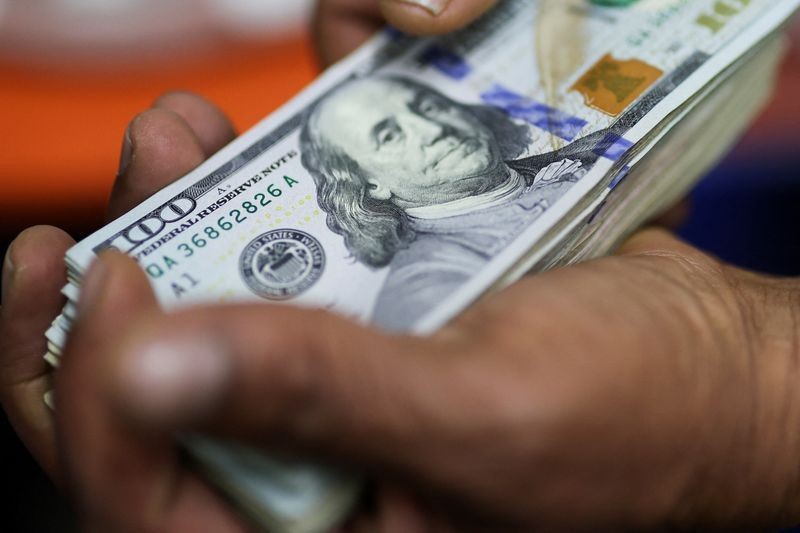 Ibovespa avança com mercado atento à segundo turno das eleições; dólar cai