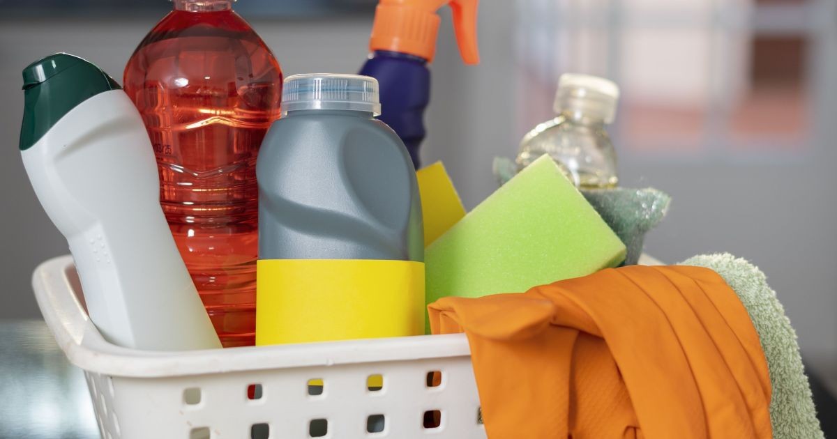 Como montar uma cesta de limpeza funcional sem gastar demais