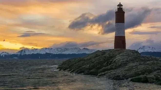 Mulher se muda para farol desativado na Noruega e monitora baleias solitárias