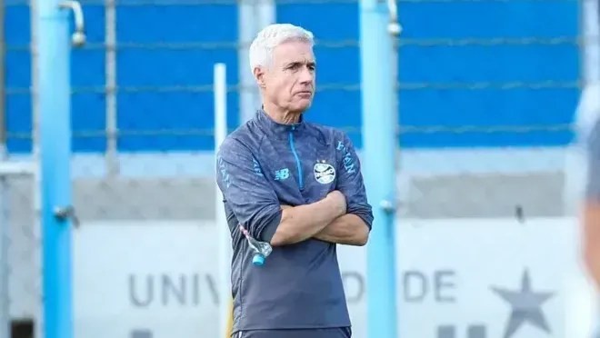 Luís Castro se manifesta após críticas de Renato: “Grêmio precisa de paz”