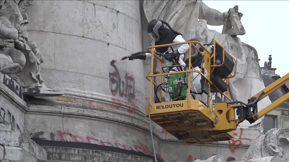 Paris limpa praça da República após onda de protestos e toque de recolher