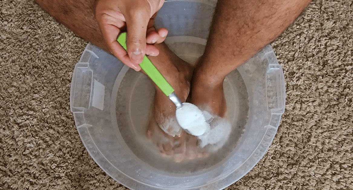 O que acontece quando você coloca bicarbonato de sódio e água morna nos pés? Entenda para que serve a combinação