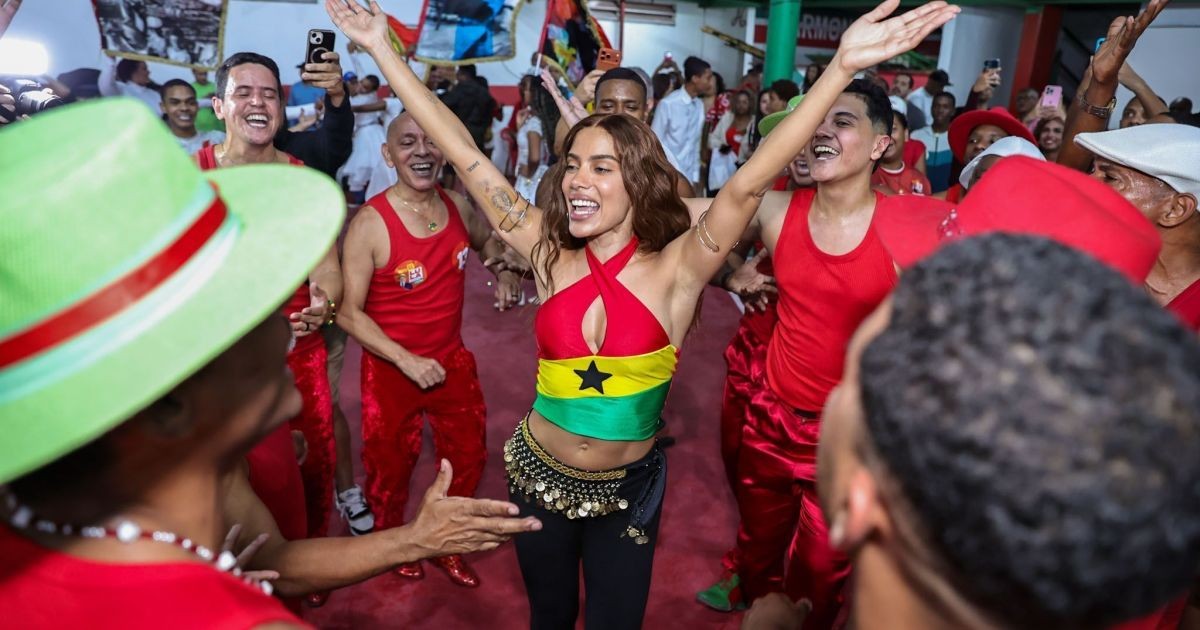 Anitta usa look com a bandeira de Gana em ensaio da Grande Rio; entenda