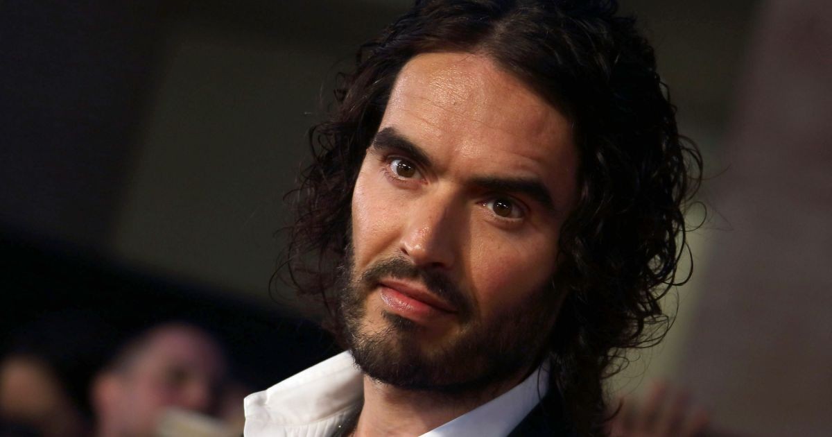 Mulher que acusa Russell Brand de estupro diz que ele a tratou como animal