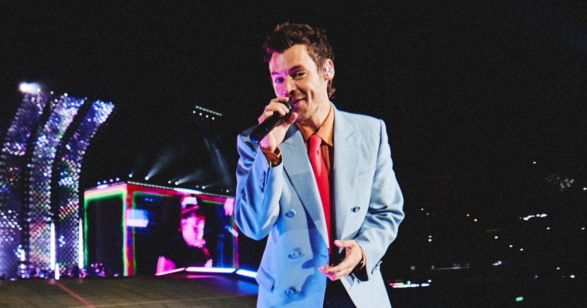 Em meio a turnê, Harry Styles viraliza ao ser flagrado em jogo da NBA; veja