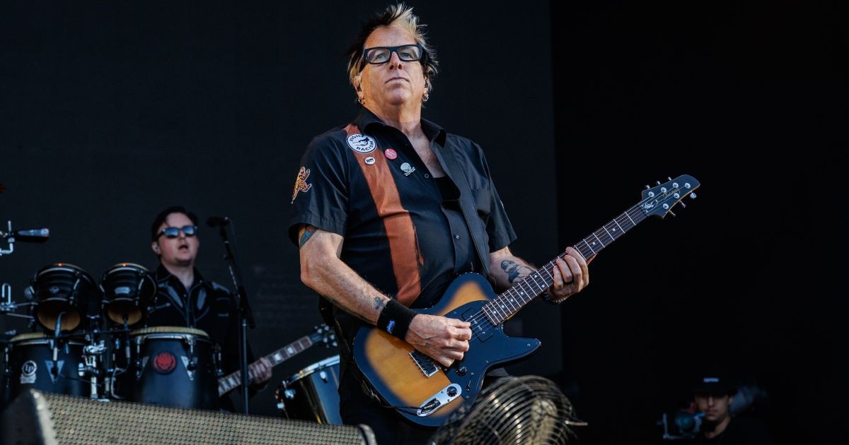 Guitarrista do Offspring anuncia afastamento por “problema de saúde súbito”