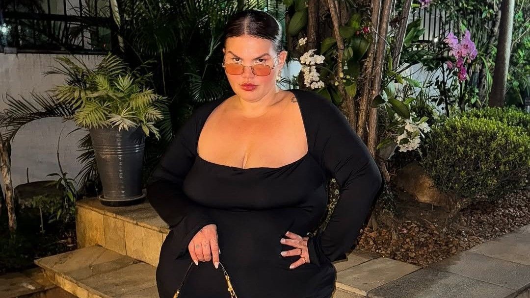 Thais Carla exibe corpo de maiô após perder 120 kg: “Não deixo de viver”