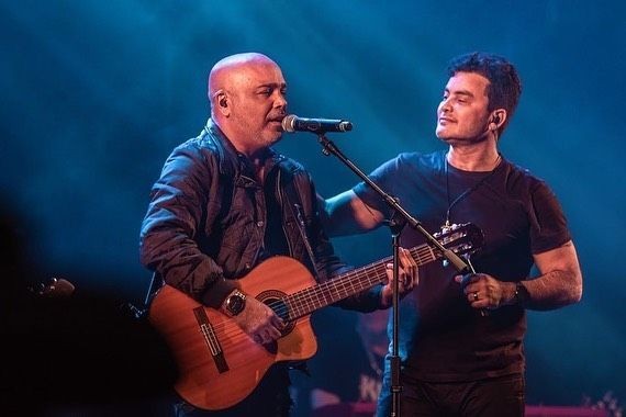 Renner homenageia Rick um mês após a morte do cantor