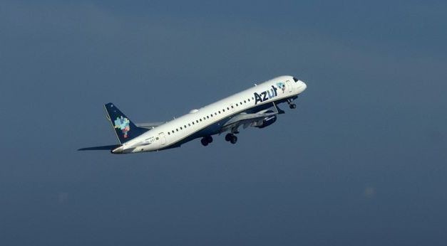 Avião da Azul retorna ao Galeão após problema técnico em voo