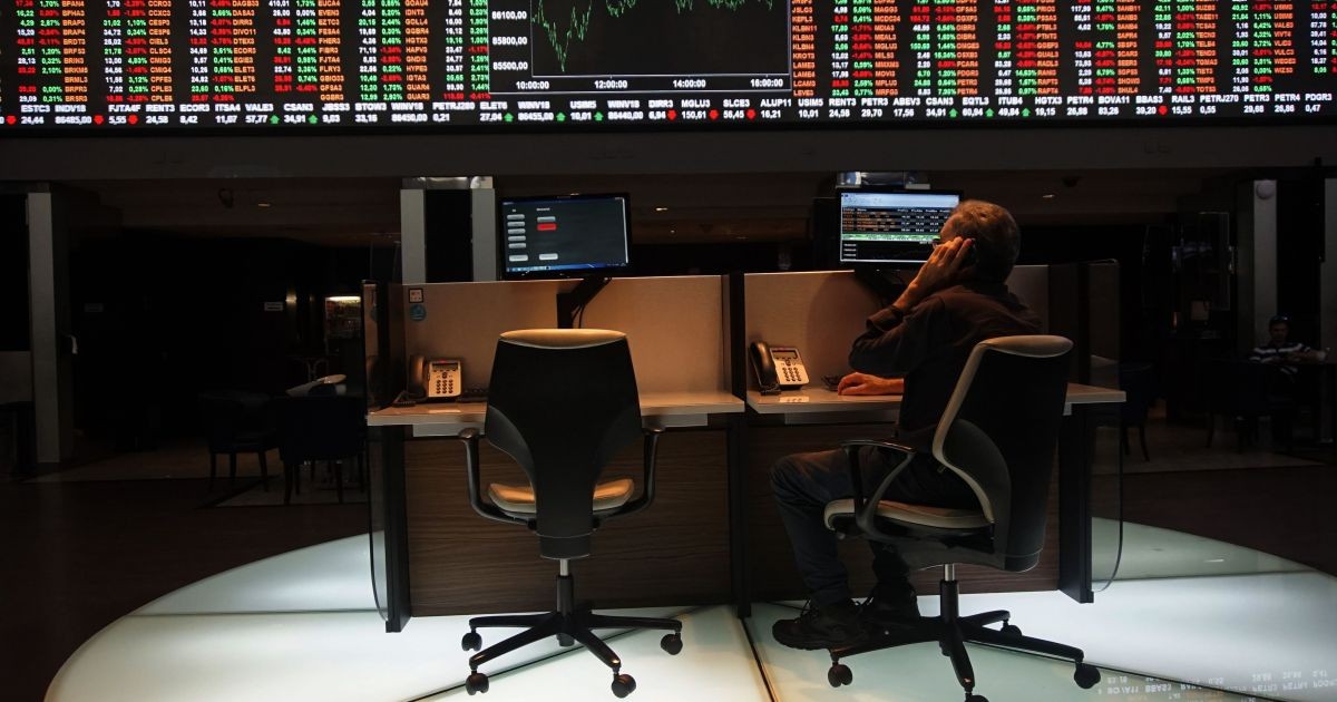Ibovespa firma queda com eleições e balanços em foco; dólar sobe