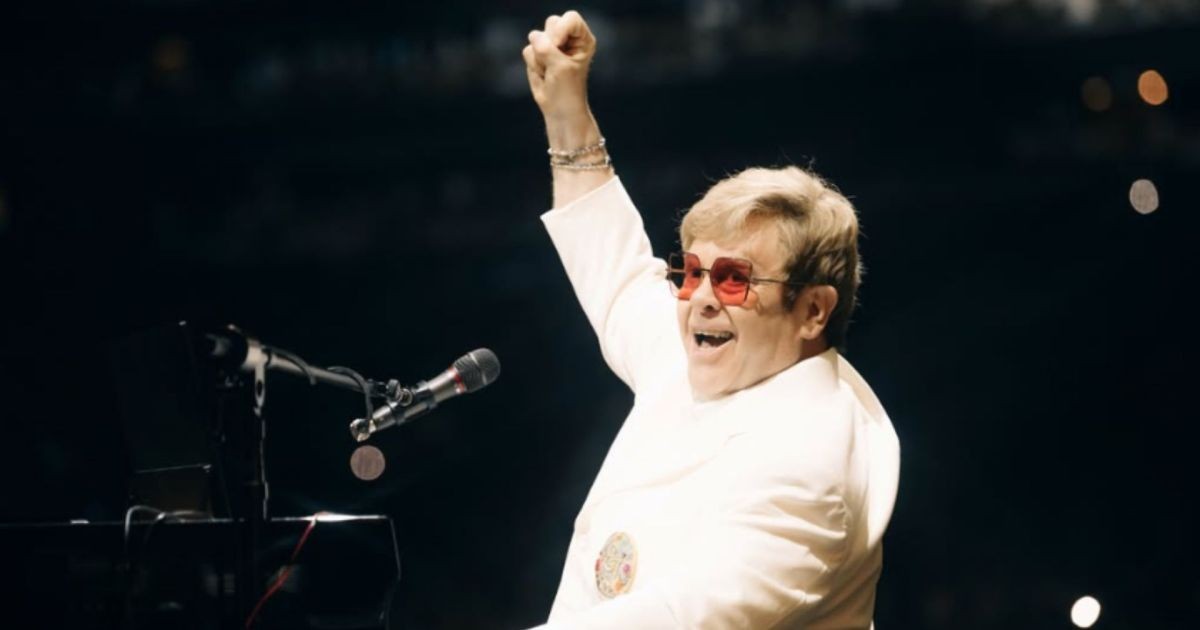 Elton John olhou para o espelho em 1990, admitiu ser ‘um homem destruído’ e falou as 3 palavras que mudaram sua vida há quase quatro décadas