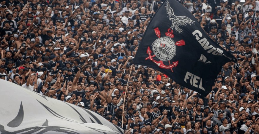 Corinthians: torcida vai ao CT, cobra Seedorf e pede afastamento de Memphis