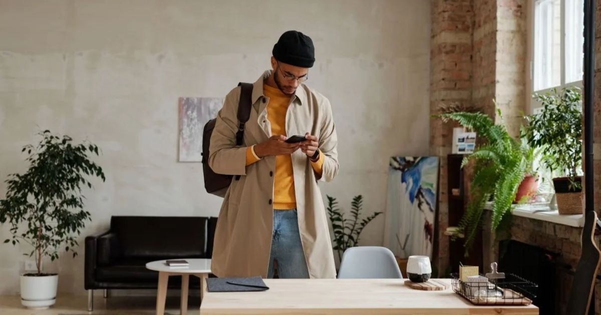 Você confere o celular várias vezes antes de sair de casa? Entenda o que a psicologia explica sobre esse hábito