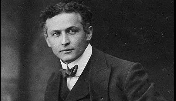 Ele passou a vida desmascarando médiuns, levou um soco de um estudante e morreu no Halloween — A história de Houdini, o mágico mais famoso da história