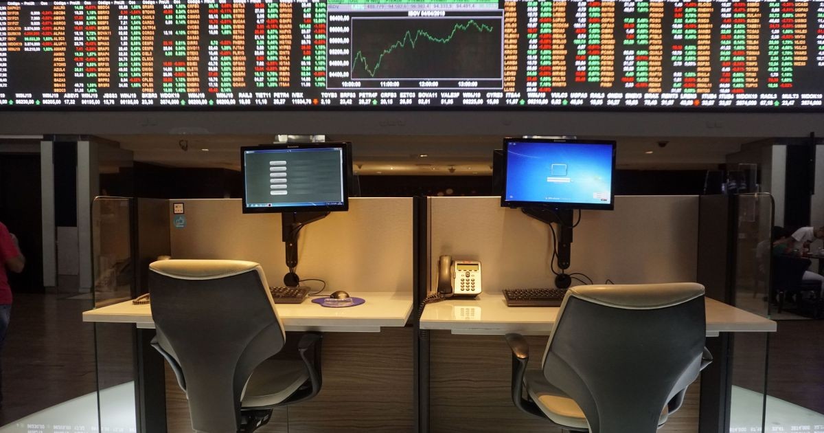 Ibovespa sobe em última sessão antes de eleição presidencial; dólar cai