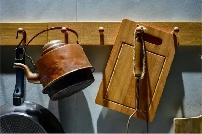 Ela usou um cabide comum e resolveu um problema de design na cozinha
