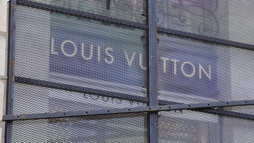 Lojas de luxo na França tapam vitrines para evitar quebradeira de protestos