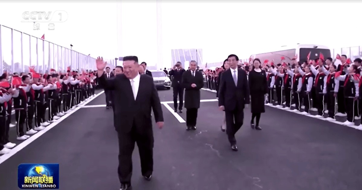 Kim Jong-un cruza nova ponte que une Coreia do Norte à China