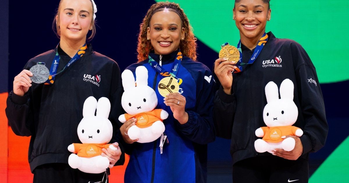 Rebeca supera Simone biles e é a segunda tricampeã do salto na história