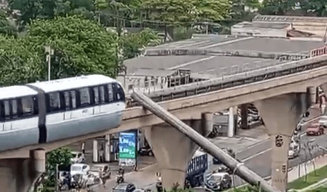 Veja momento em que guindaste é atingido por trem no monotrilho em SP