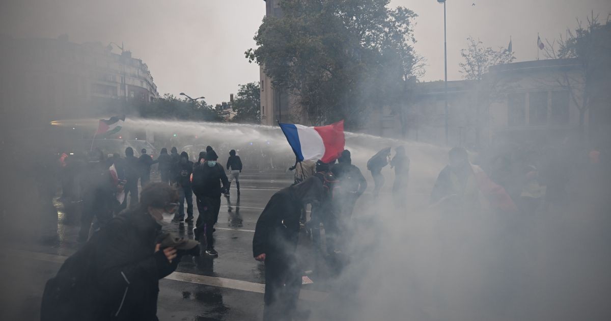 França tem violência em Paris e Marselha após protestos pacíficos no país