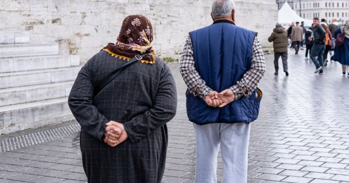 Você costuma andar com as mãos para trás? Entenda o que esse hábito pode revelar