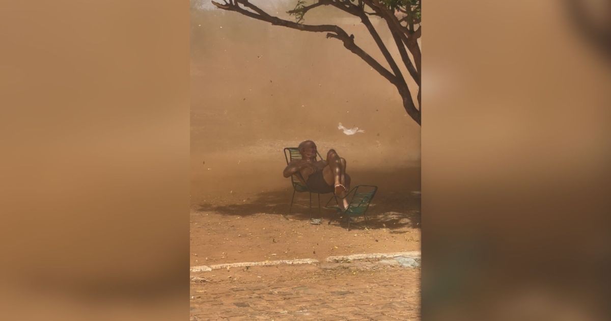 Idoso viraliza ao ficar no centro de redemoinho de areia no Piauí