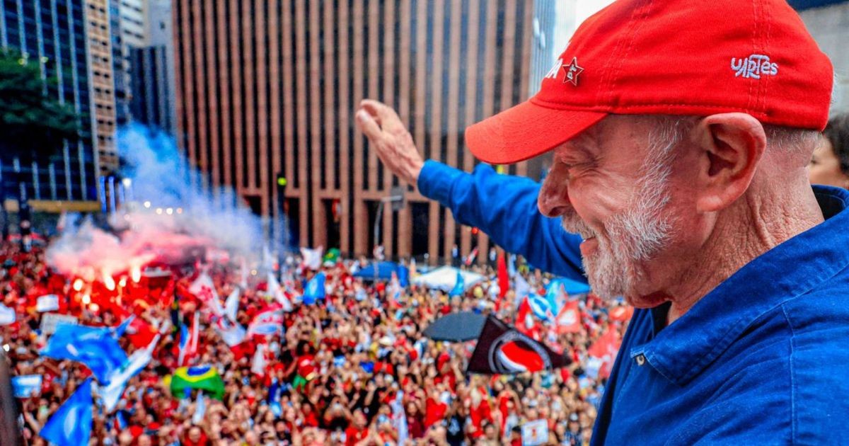 Lula relata emoção a aliados após último ato de campanha de sua carreira
