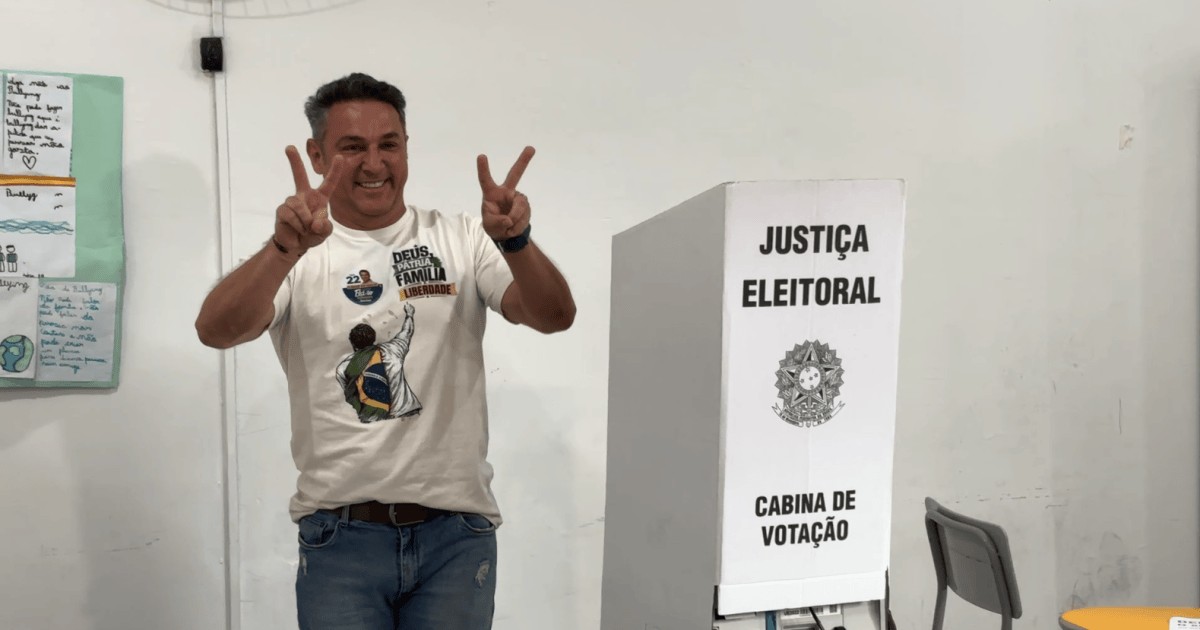 Governador eleito no RS, Luciano Zucco vota no 2º turno em Porto Alegre