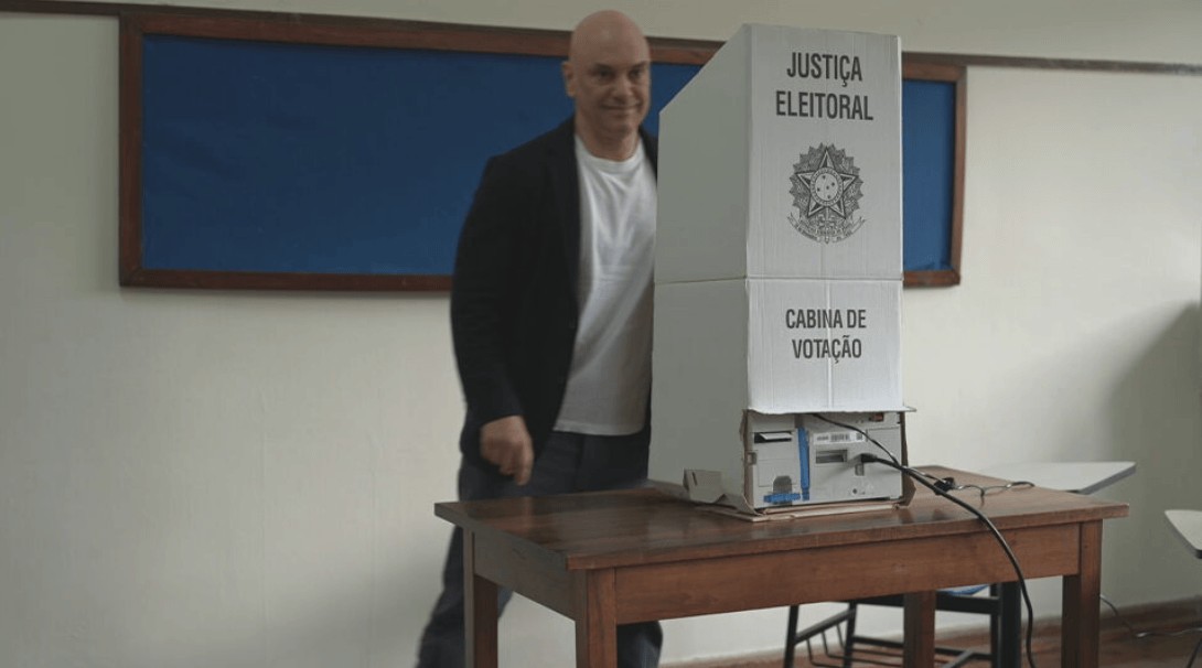 Ao votar, Moraes brinca com situação do Corinthians: “Não vamos cair”