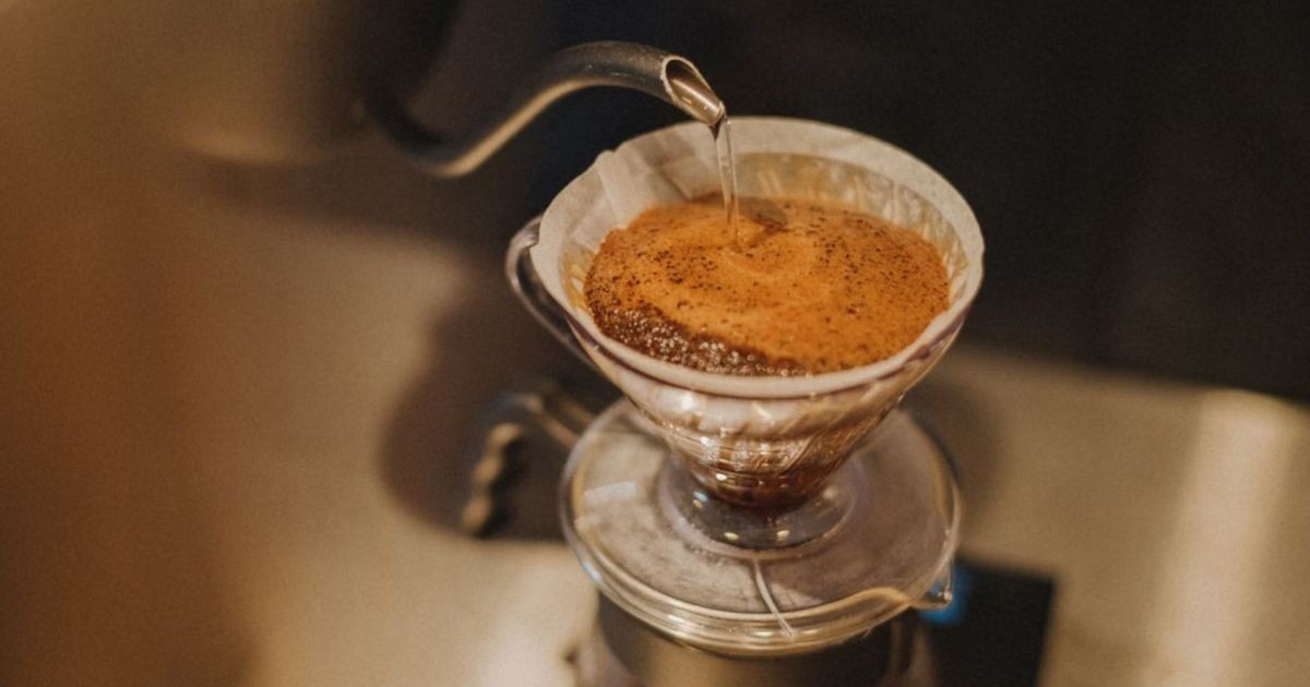 Sal no café? Entenda como uma simples pitada pode reduzir o amargor e mudar o sabor da bebida
