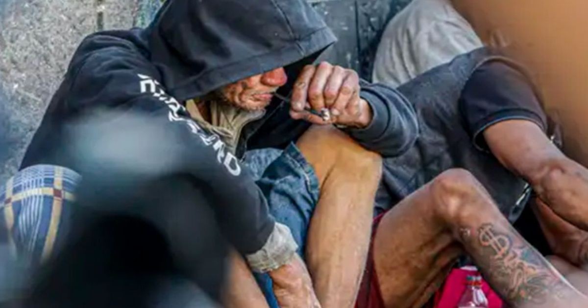 Falta de fé ou preconceito? O que a psicologia descobriu sobre a religiosidade de quem vive nas ruas e usa drogas
