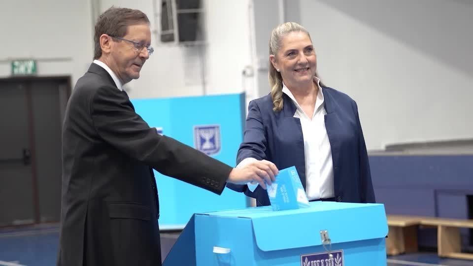 Eleições em Israel: Herzog vota em pleito decisivo após período de crise