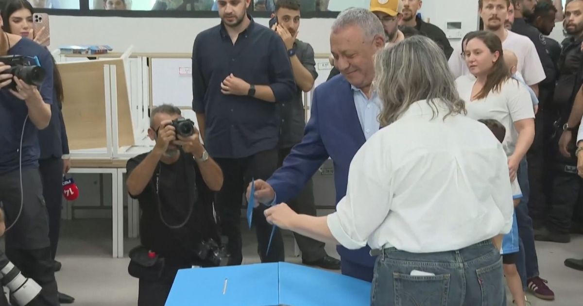 Gadi Eisenkot vota em eleições de Israel