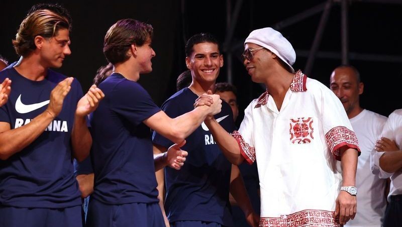 Ronaldinho Gaúcho gera corrida por ingressos para estreia em clube italiano