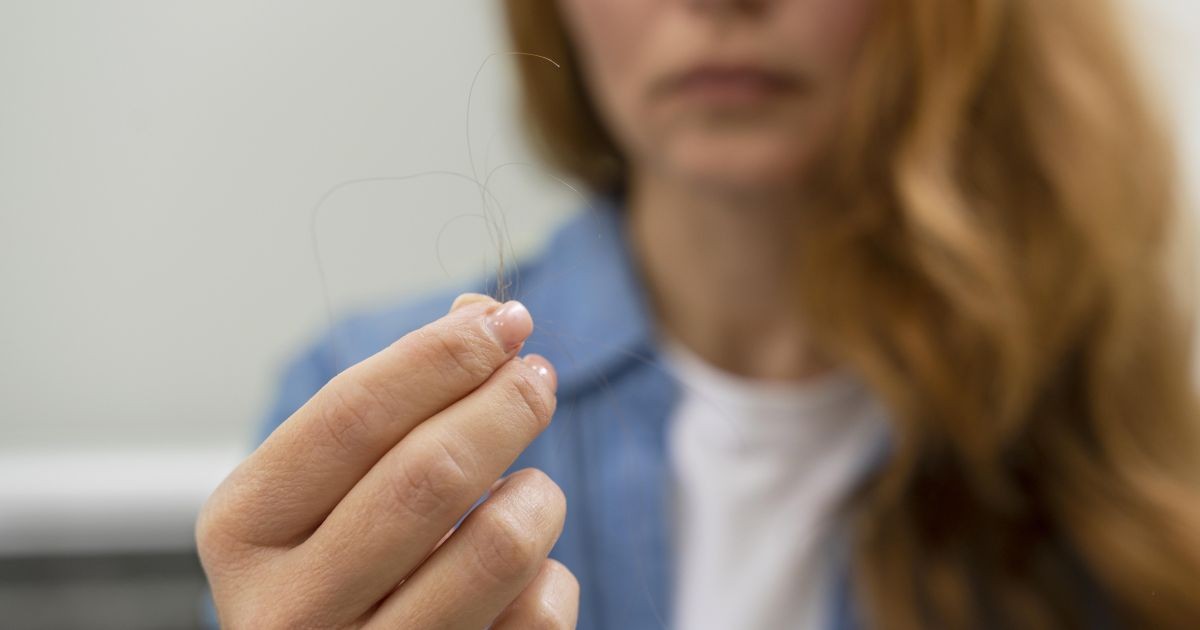 O cabelo muda na menopausa? Veja cuidados necessários para a saúde dos fios