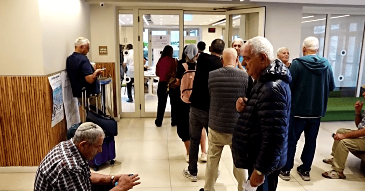Boca de urna em Israel mostra oposição ligeiramente à frente de Netanyahu