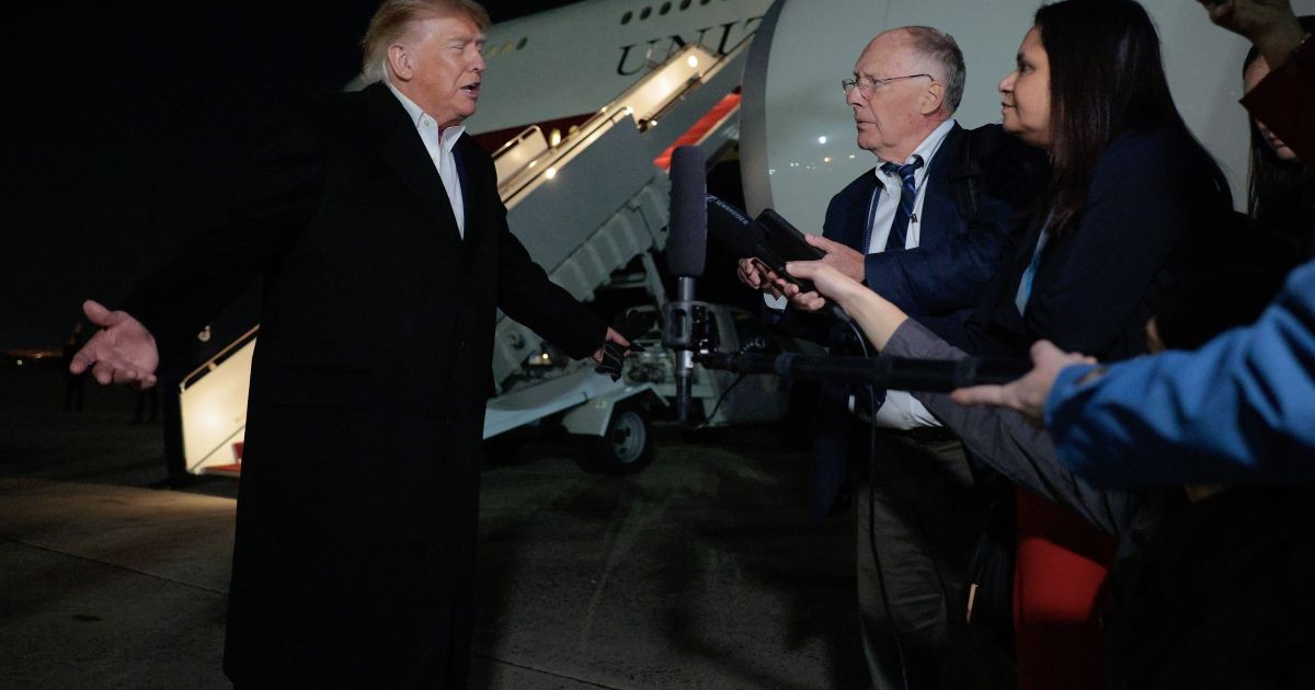 Trump aprova ida de Flávio aos EUA e diz que senador estava na Argentina