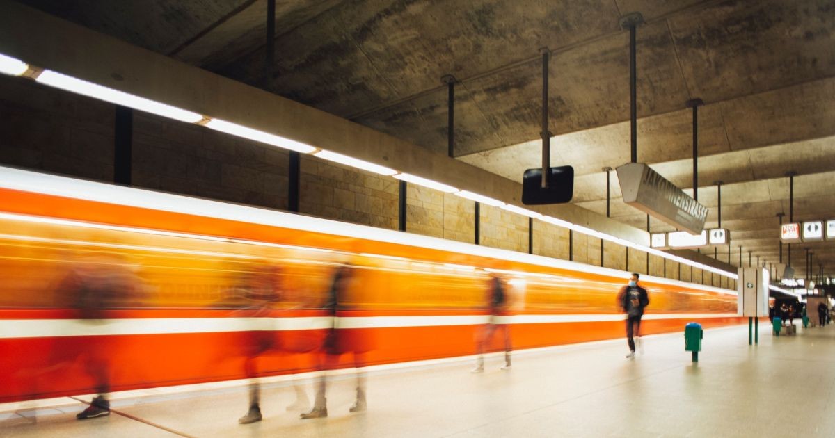 Dois trens de alta velocidade colidem na Espanha, diz operadora