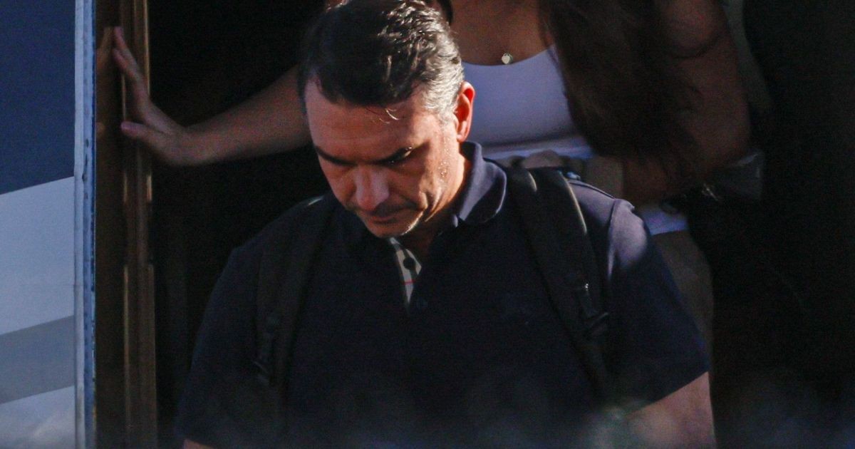 Flávio Bolsonaro chega com família em Miami após fuga do Brasil
