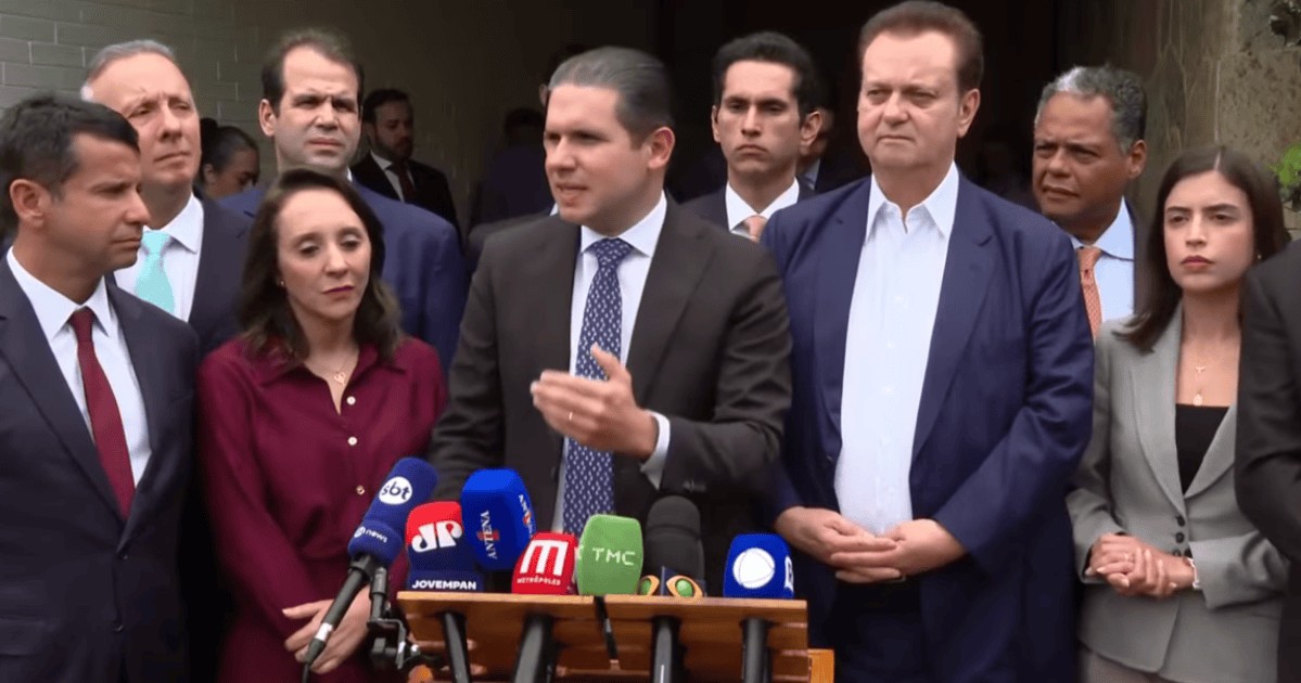 Hugo e centrão articulam proposta de transição para voto distrital misto