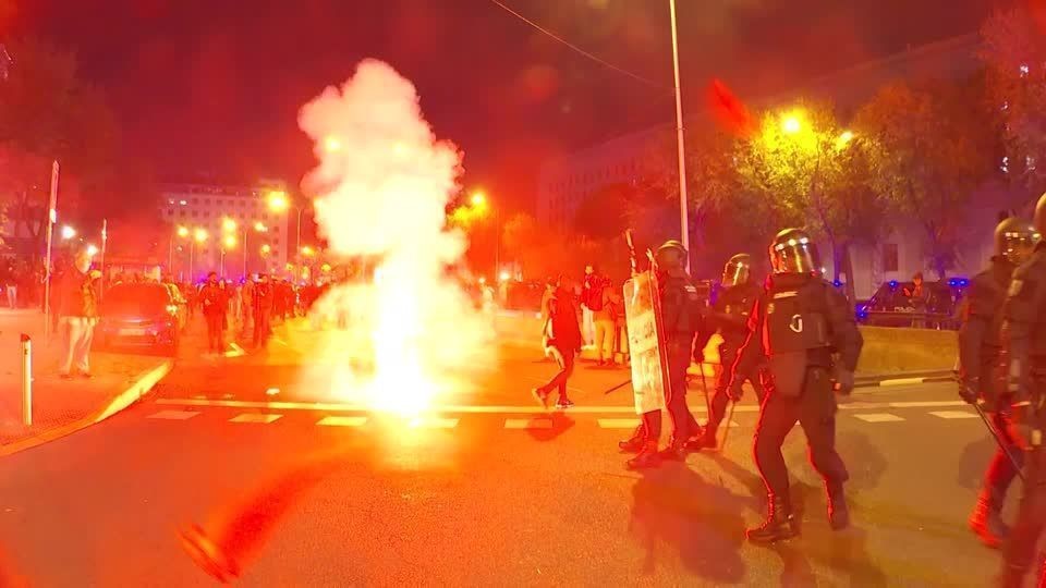 Protestos após acidente na Espanha terminam em confronto com a polícia