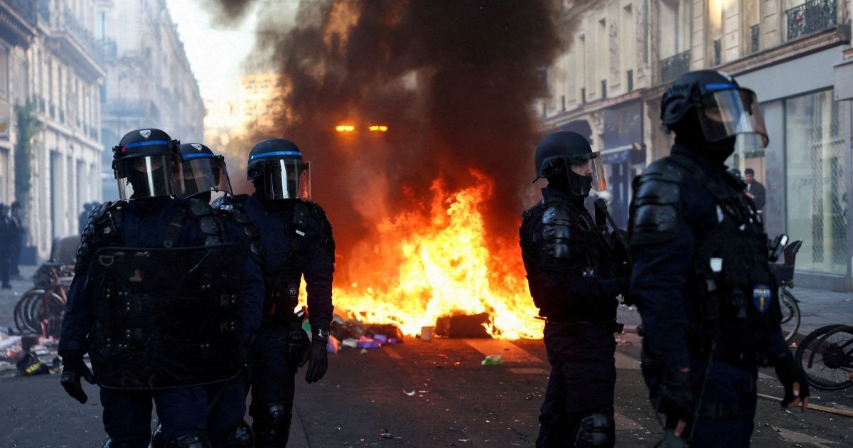 França mobilizará 70 mil policiais para conter protestos no Halloween