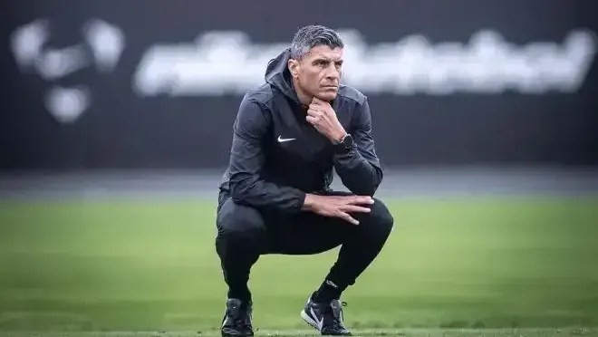 Pedro Emanuel manda recado para torcida do Vasco após goleada sofrida