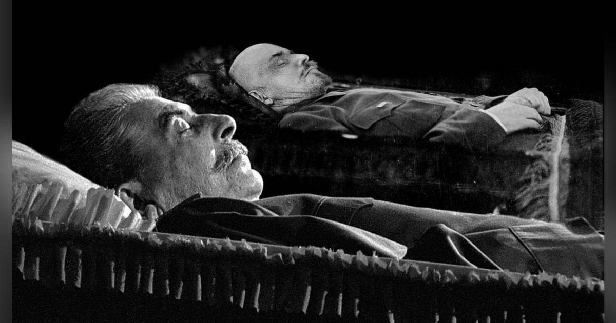 Em plena noite de Halloween, soviéticos tiraram o corpo de Stalin do mausoléu de Moscou após história sobre o ‘fantasma’ de Lênin